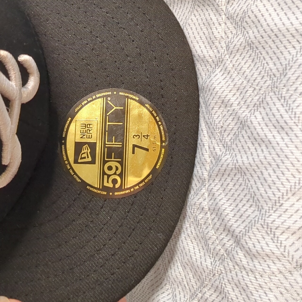 New Era Black Cap with White Embroidered Logo - Picture 11 of 16
